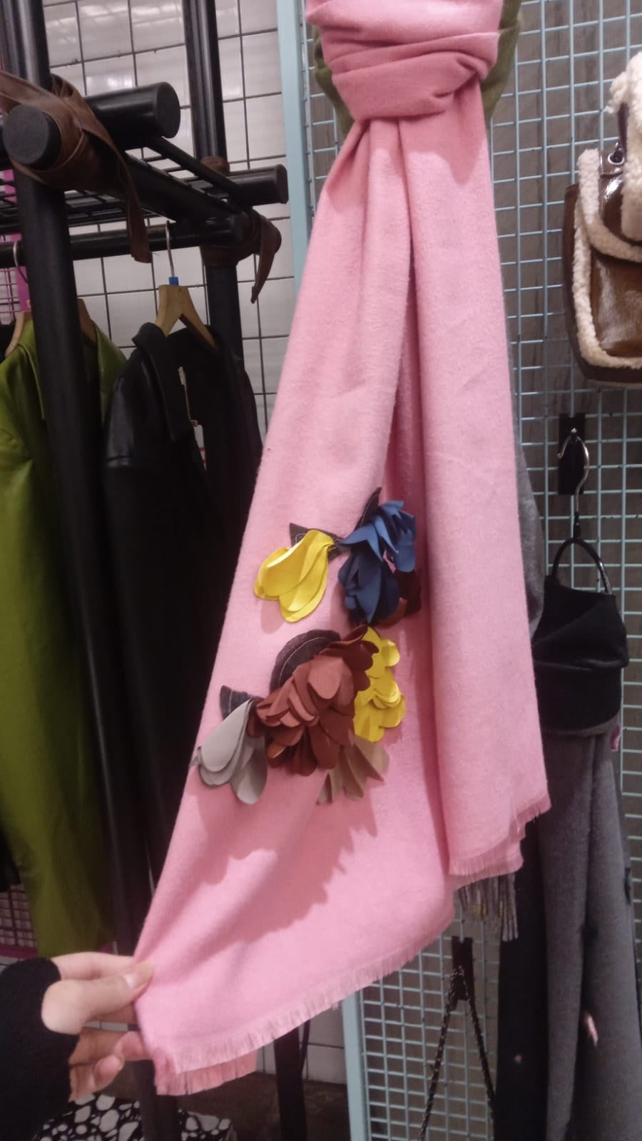 14117 PLAIN SHAWL WITH FLOWERS